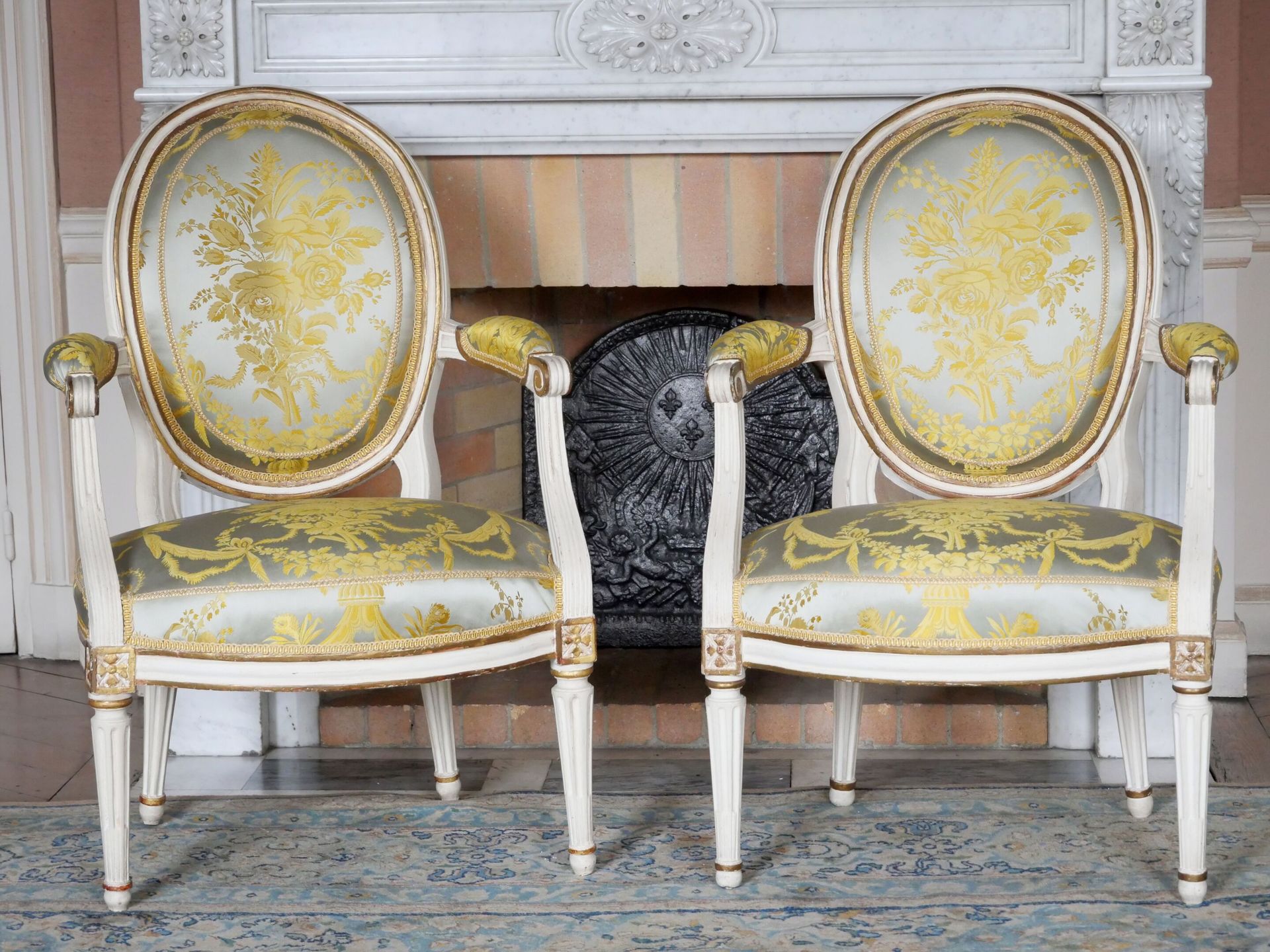Null Pair of cabriolet medallion-back armchairs, in white and gilded relacquered&hellip;
