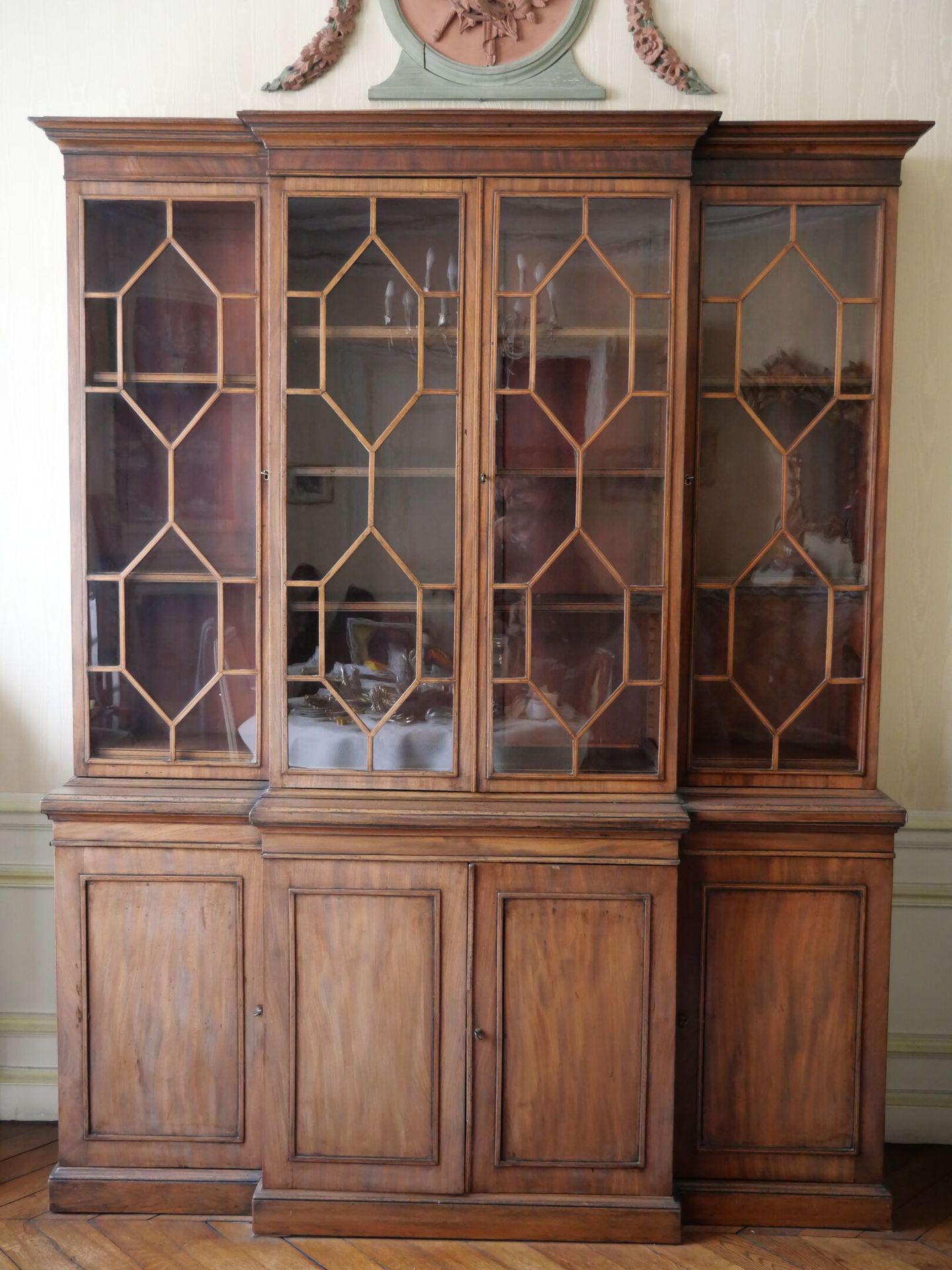 Null Two-part mahogany and mahogany veneer bookcase with slight central projecti&hellip;
