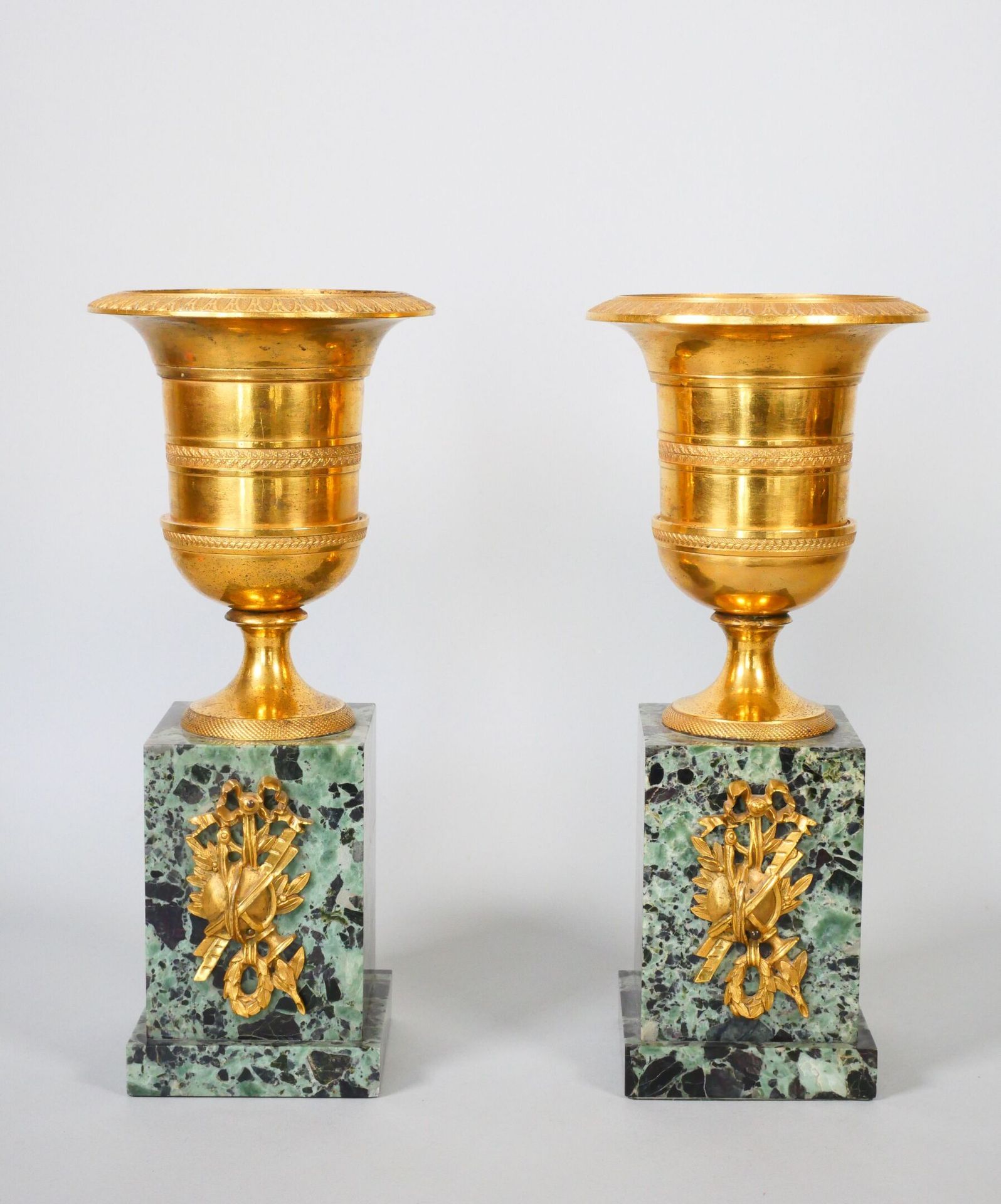 Null Paire de vases balustres en bronze doré à décor guilloché ornés en leur cen&hellip;