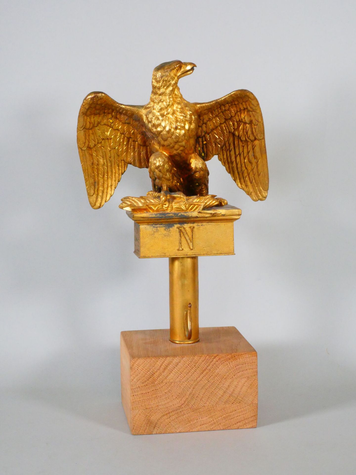 Null 旗鹰，1854型，19世纪末制作，镀金金属。呈现在一个木质底座上。高度：29厘米，翼展：20.4厘米（磨损）。

专家 : Gaetan BRUNEL&hellip;
