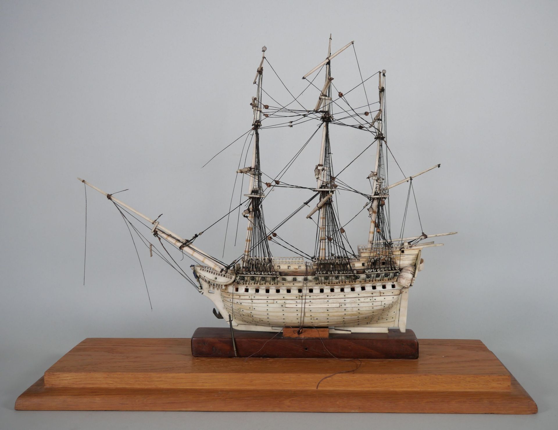 Null 骨制和金属制的浮桥模型，代表一艘三桅船。
呈现在一个橡木底座上，装在一个玻璃盒子里。 
拿破仑的海军和英国国王乔治三世的海军之间的战争（1791-18&hellip;