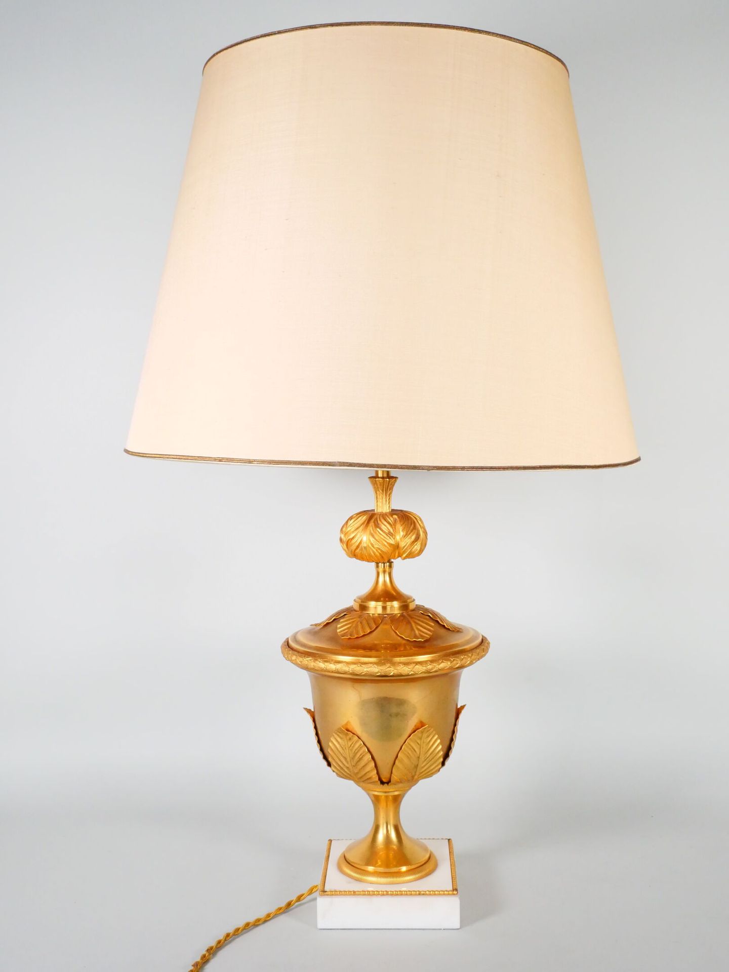 Null 一个美第奇花瓶形的灯架，由青铜、黄铜和鎏金金属制成，放在一个方形的白色大理石底座上。 
路易十六风格的现代作品。
灯座的高度：35厘米 
总高度：66&hellip;