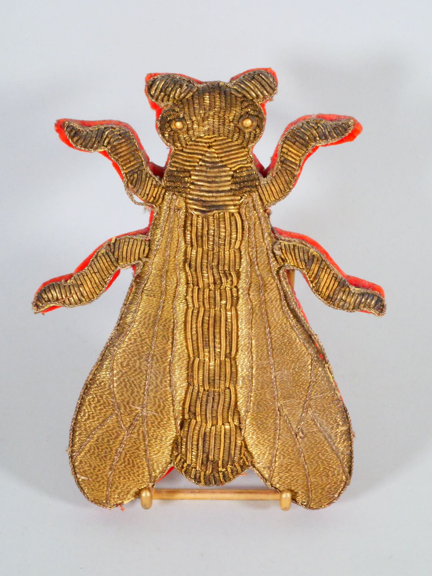 Null Embroidered facing bee in gold thread and cannetille. Mounted on a red velv&hellip;