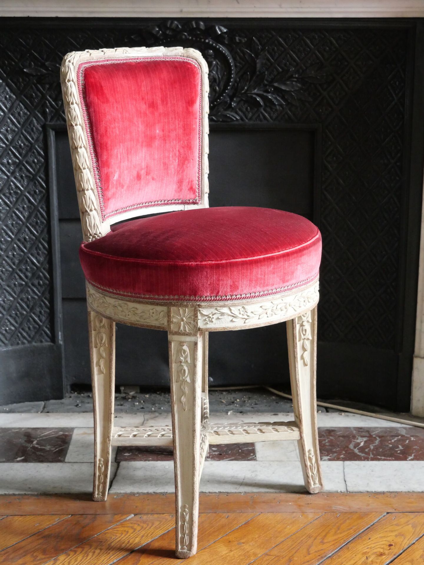 Null 音乐家的椅子，用奶油色的漆木和棕色的rechampi，雕刻有花枝的装饰。剑腿由一个X形支架连接。
可能是意大利，19世纪。 
(可能添加了隔板)。 
&hellip;