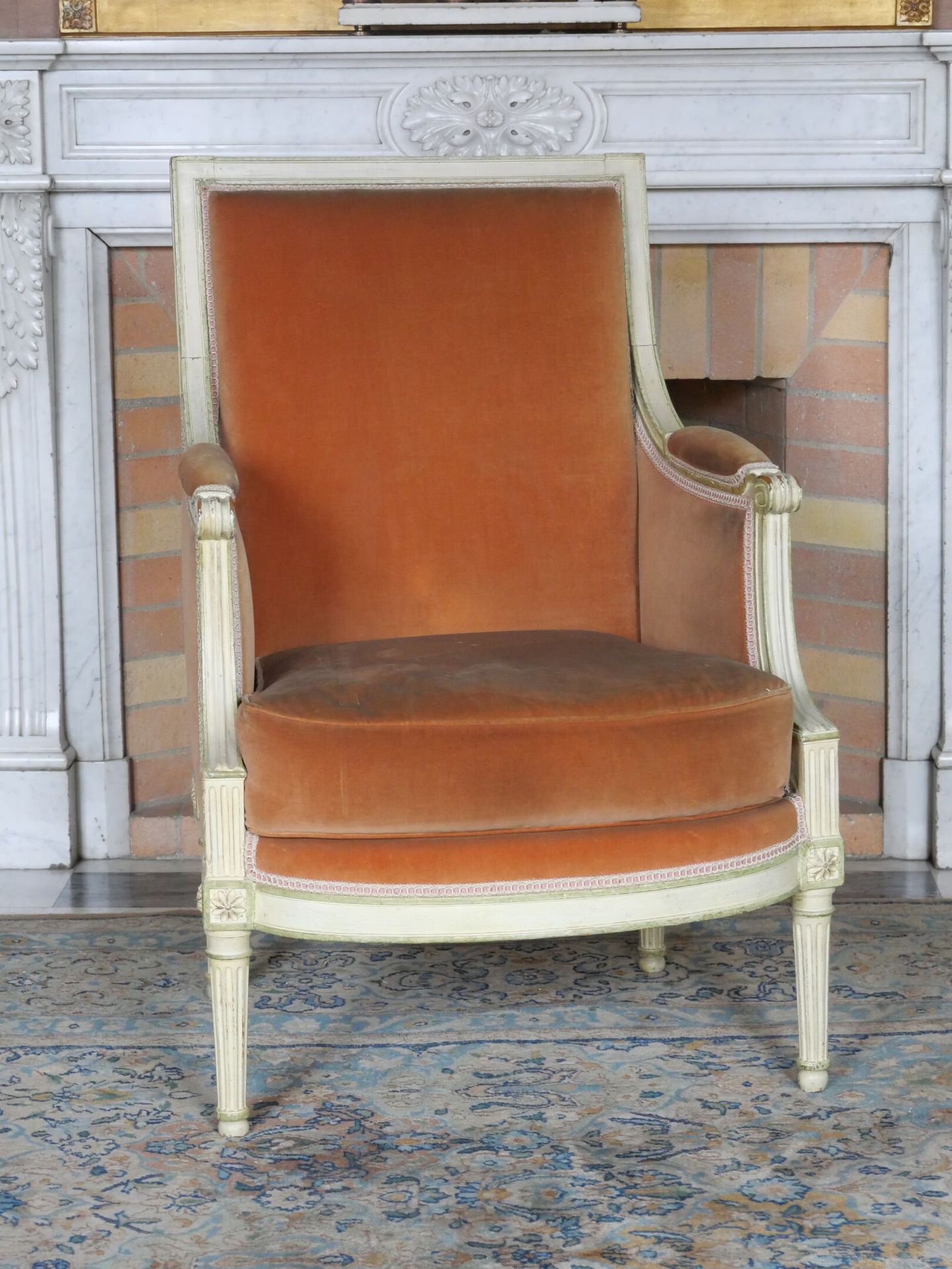 Null 一把乳白色重新上漆的木质平背扶手椅，上面有绿色的镶嵌物，靠在细长的凹槽腿上，上面有玫瑰花冠。 
路易十六时期。
(轻微破损)。 
尺寸：94 x 54&hellip;
