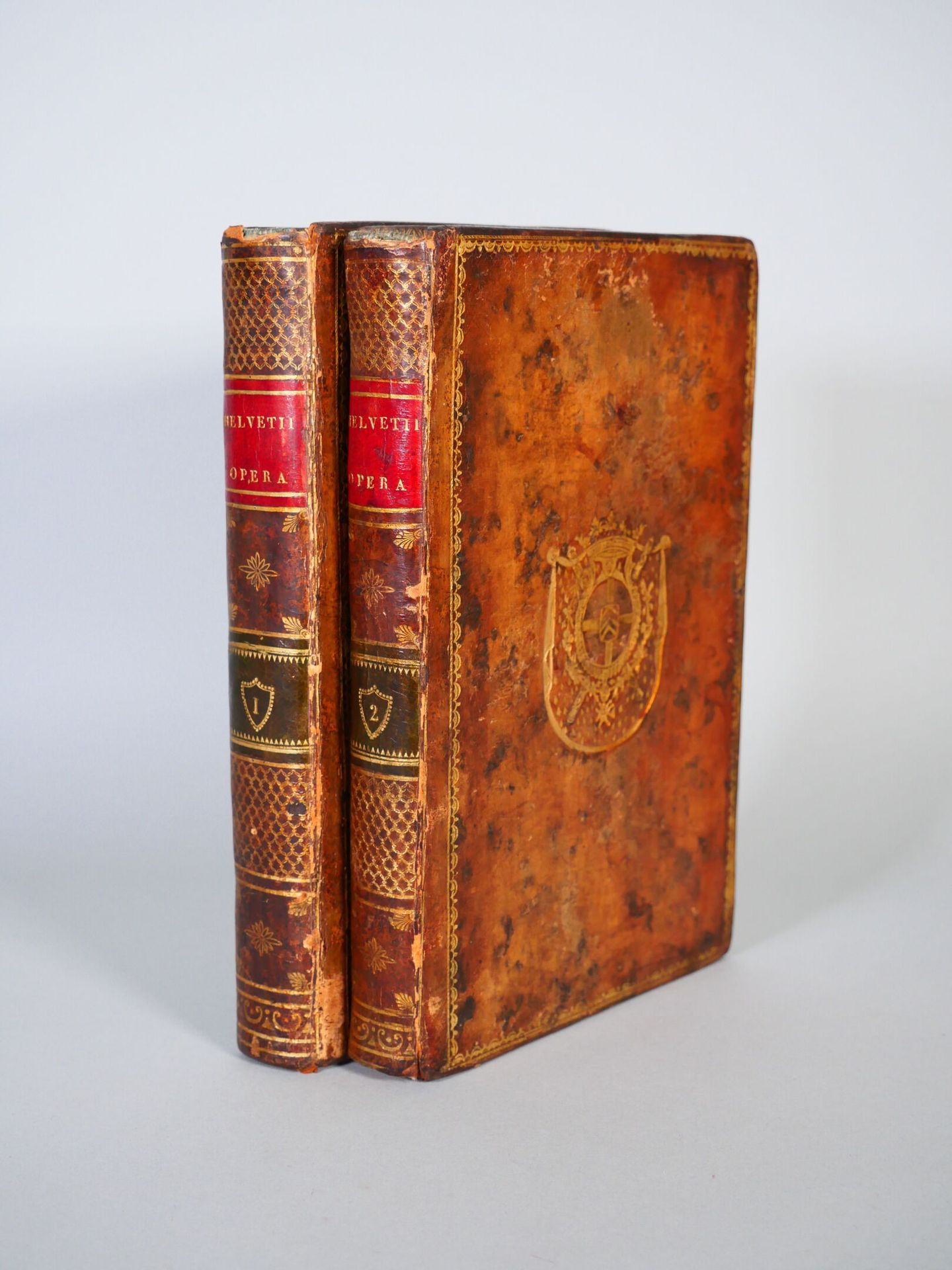 Null [HELVETIUS]. Set di 2 volumi.
Principia Physico-Medica in Tironum Medicinae&hellip;