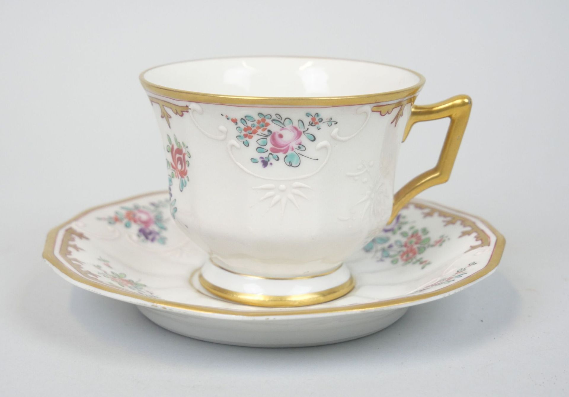 Null Tasse et sous-tasse en porcelaine à décor polychrome de fleur, lambrequins &hellip;