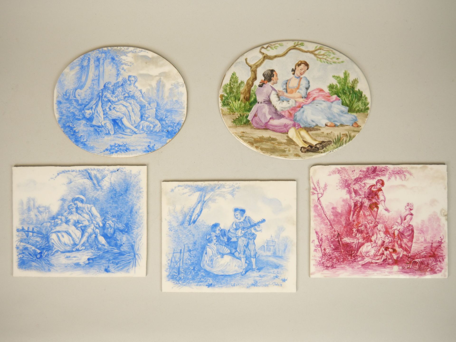 Null Réunion de 5 plaques de porcelaines peintes figurant des scènes galantes co&hellip;