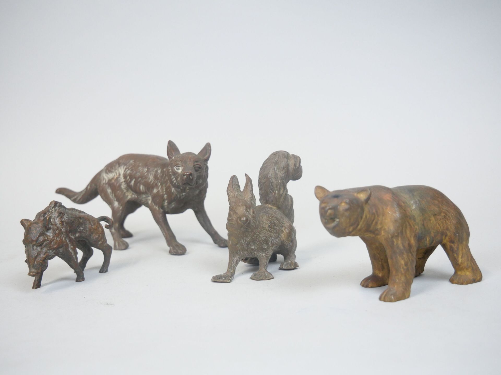 Null Réunion de sujets en bronze comprenant : 
- un loup, dimensions : 8 x 17 x &hellip;