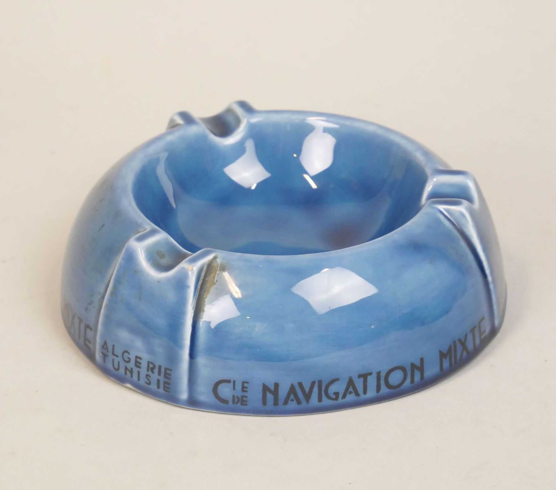 Null PROCERAM 法国制造
蓝色釉面陶器圆形烟灰缸 "Compagnie de navigation mixte Algérie Tunisie"。
&hellip;