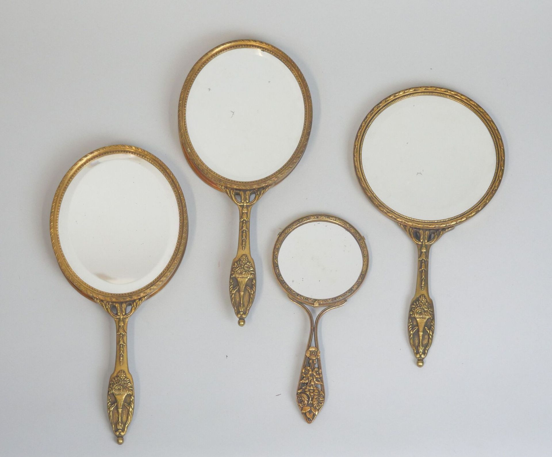 Null 一套4面手镜，带银色铜质安装：
- 2面椭圆镜，尺寸：26 x 12 cm
 - 一面圆形，尺寸：25 x 13厘米
- 一面圆形，背面有代表年轻女性&hellip;
