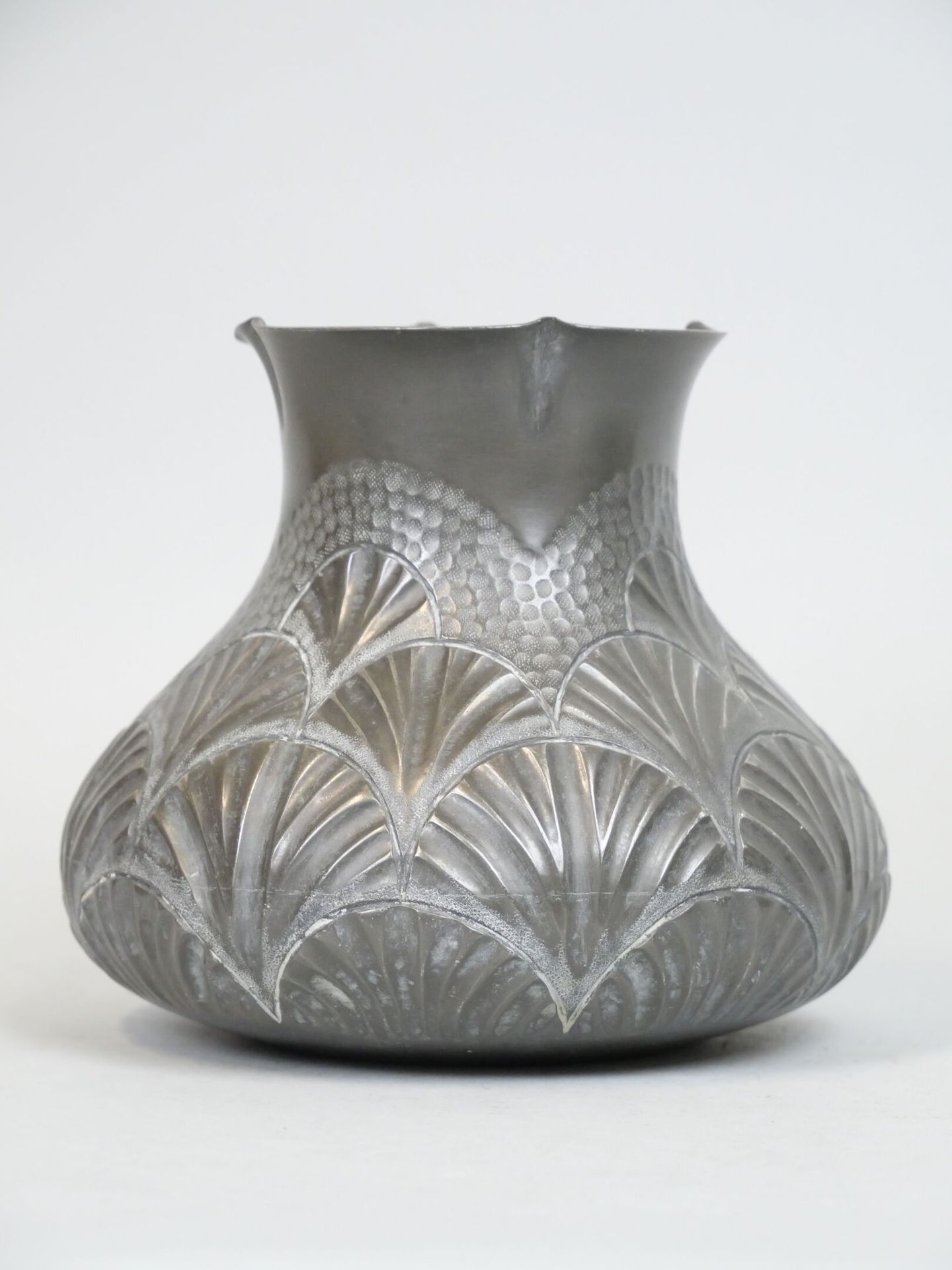 Null Chased and hammered pewter vase decorated with stylized leaves, signed Laur&hellip;