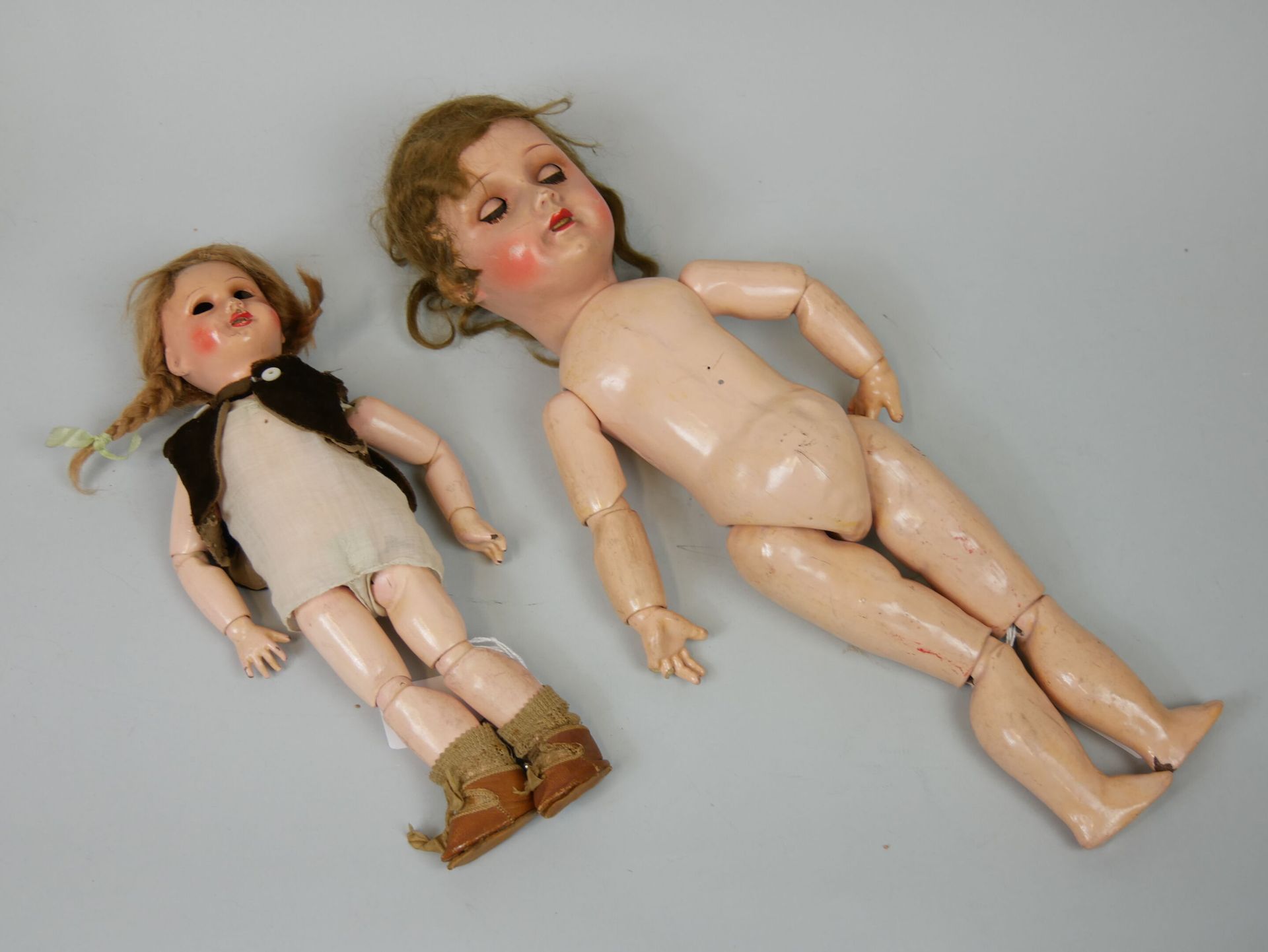 Null 娃娃，有纸板头（眼睛在里面），状况一般，有关节的身体标有 "2"、 
高度：27厘米 
有一些衣服。
我们附上一个娃娃，纸板头，铰接的身体
高度：42&hellip;