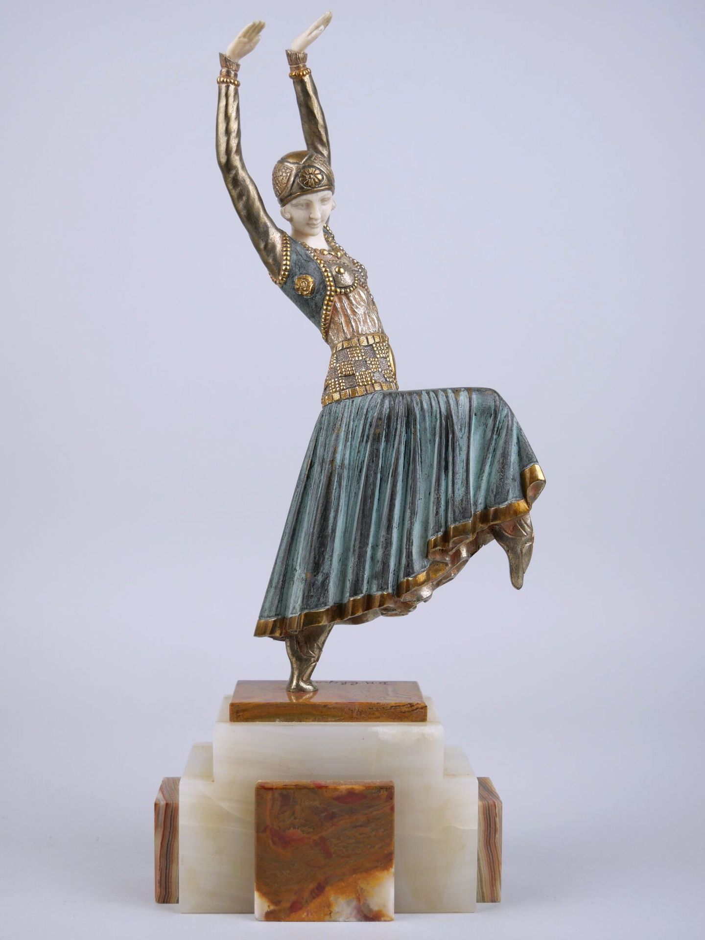 Null 德梅特-奇帕鲁斯（1886-1947）
俄罗斯舞者与马甲 
银色、绿色和象牙色鎏金青铜雕像，底座上有签名。 
阿尔及利亚缟玛瑙台阶底座。
高：25.5&hellip;