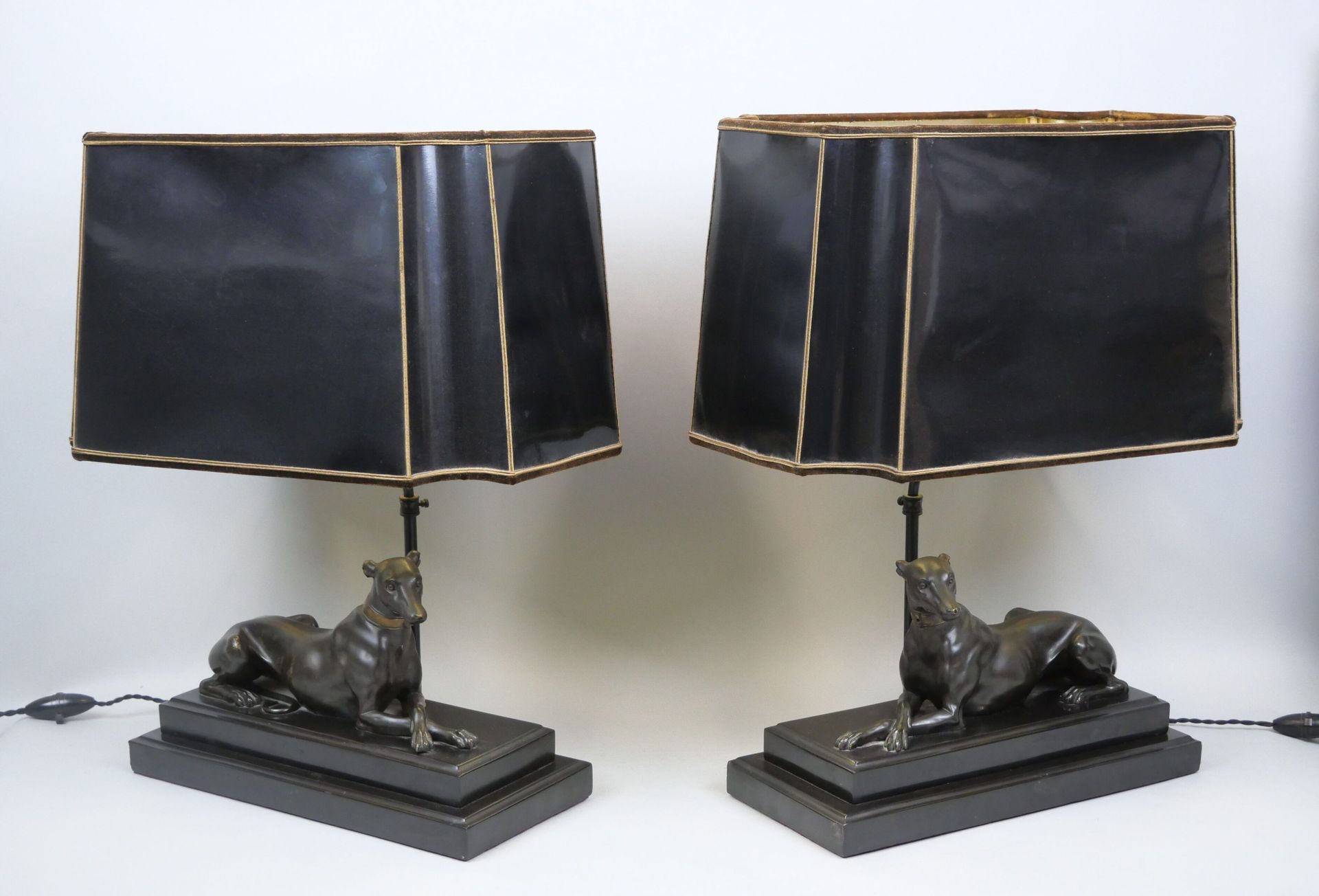 Null Pareja de lámparas, la base de bronce representa un galgo reclinado.
Dimens&hellip;