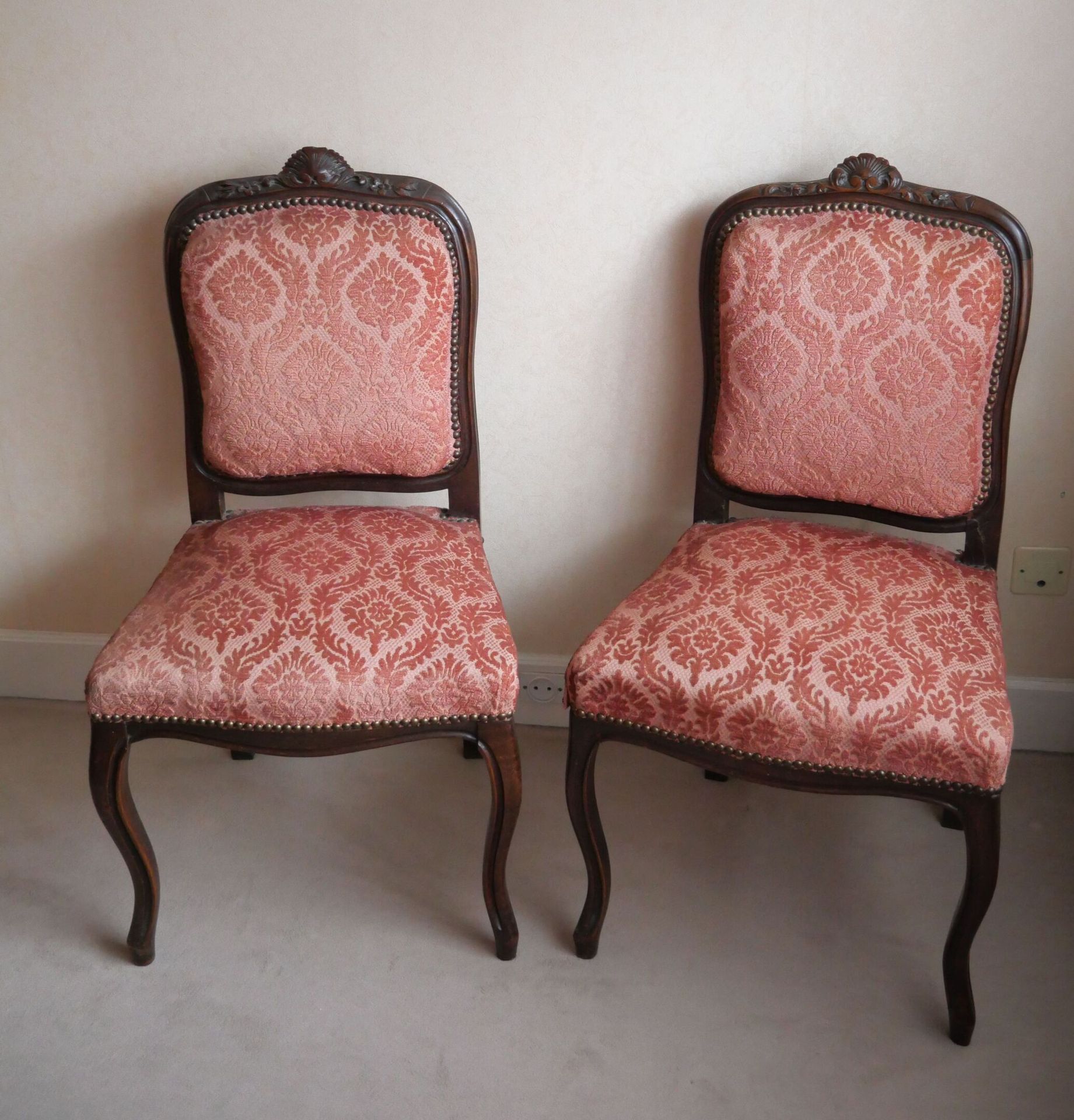 Null Ein Paar Stühle aus geschwärztem Holz mit Muscheldekor, die auf gewölbten B&hellip;