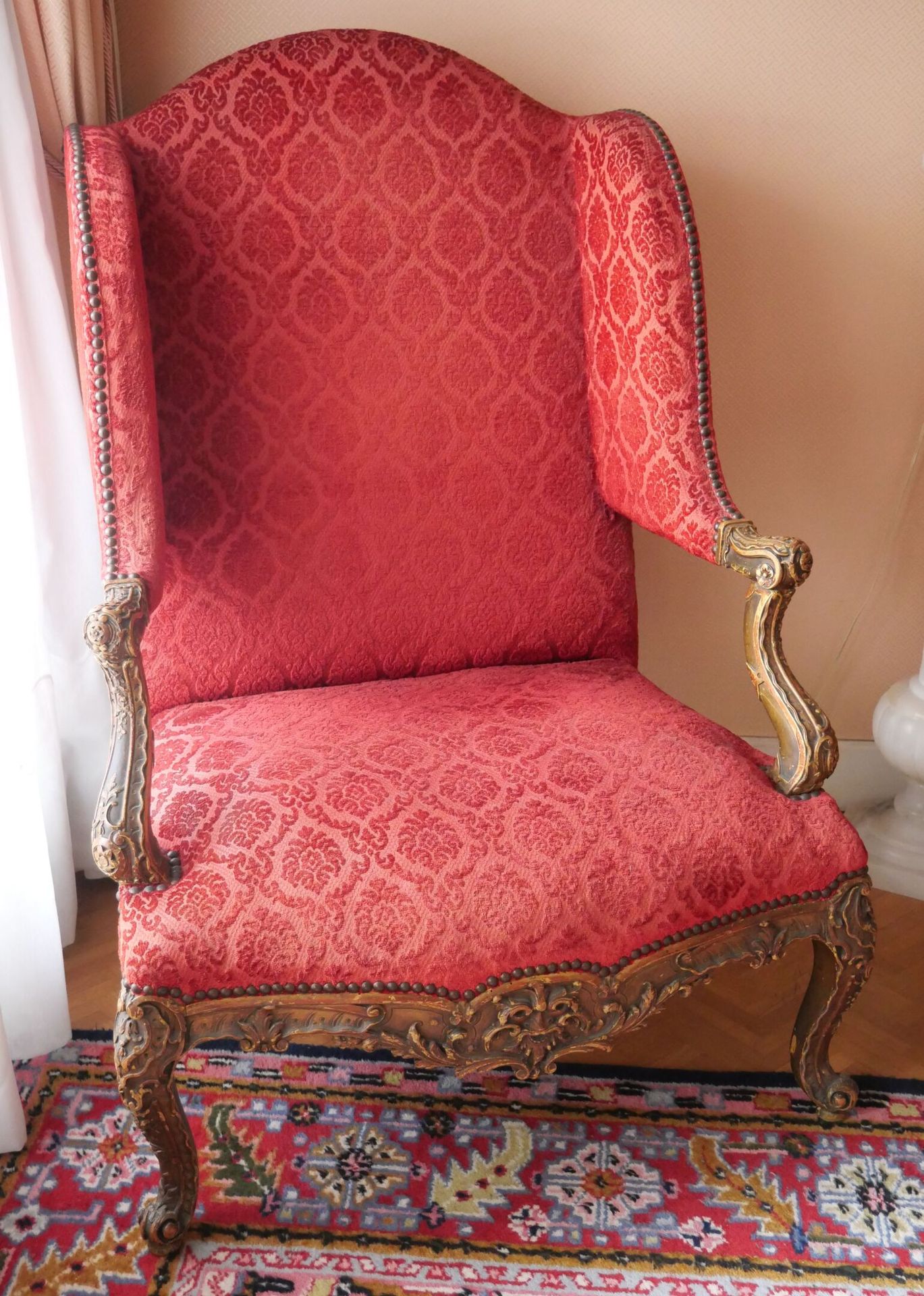 Null 一把模制和部分镀金的天然木翼椅，雕刻着丰富的贝壳、花朵和刺桐叶，靠在四条拱形椅腿上。椅垫上镶嵌着深红色天鹅绒。 
摄政风格。 
尺寸：95 x 74 &hellip;