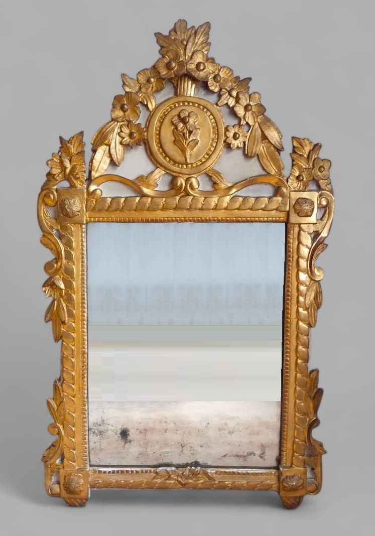 Null 长方形镜子，灰色漆面背景上的木质雕刻镀金镜框，饰有花环和花饰图案。
路易十六时期。
尺寸：92 x 54 厘米
(地板重铺）。

专家：MB ART &hellip;