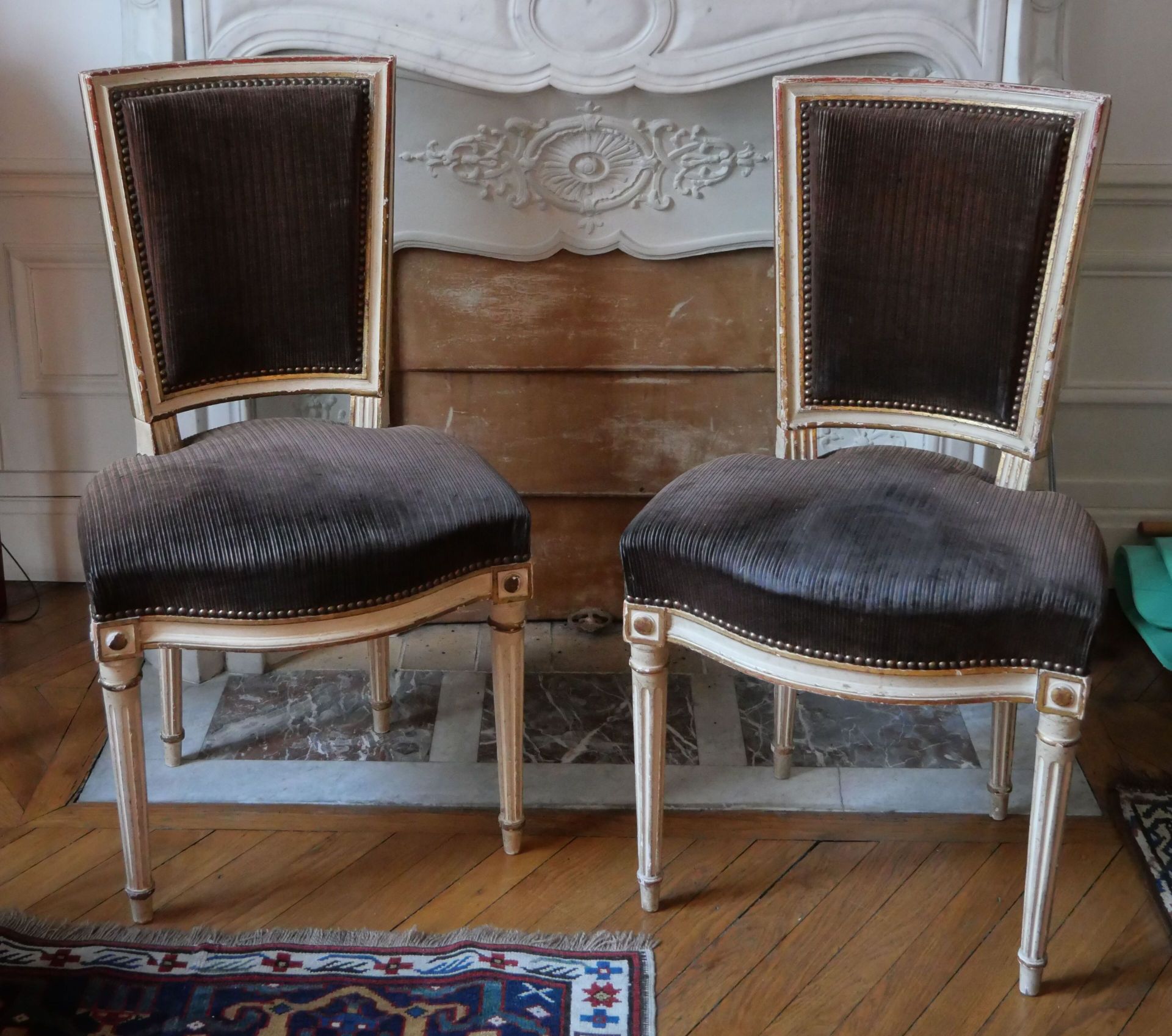 Null 一套 5 张乳白色漆木椅，梯形椅背靠在凹槽椅腿上，路易十六风格。 
尺寸：90 x 50 x 49 厘米 
(小事故、缺失部件和座椅有待修改） 

拍&hellip;
