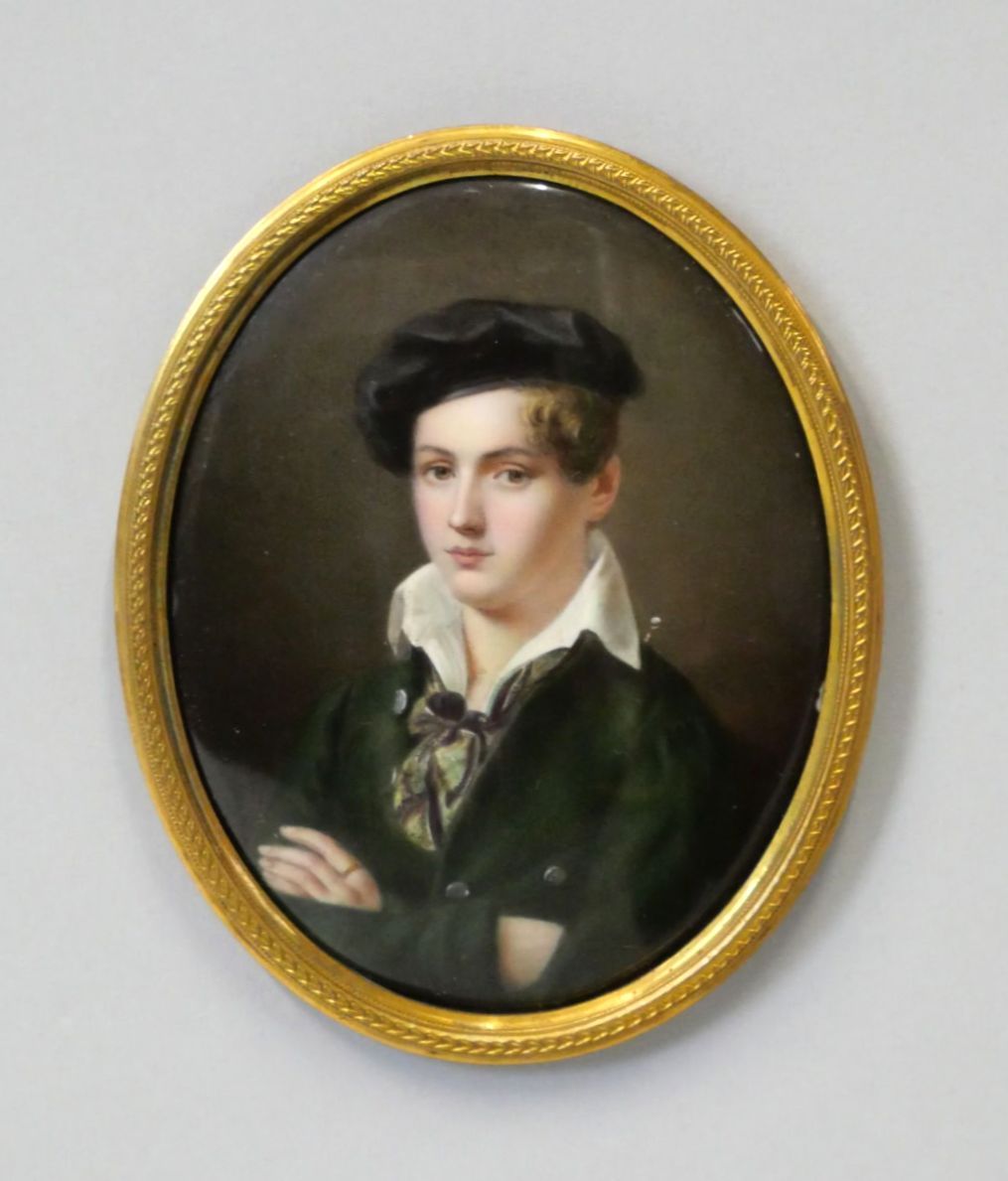 Null École du XIXe siècle
Portrait d'homme au béret
Miniature ovale sur porcelai&hellip;