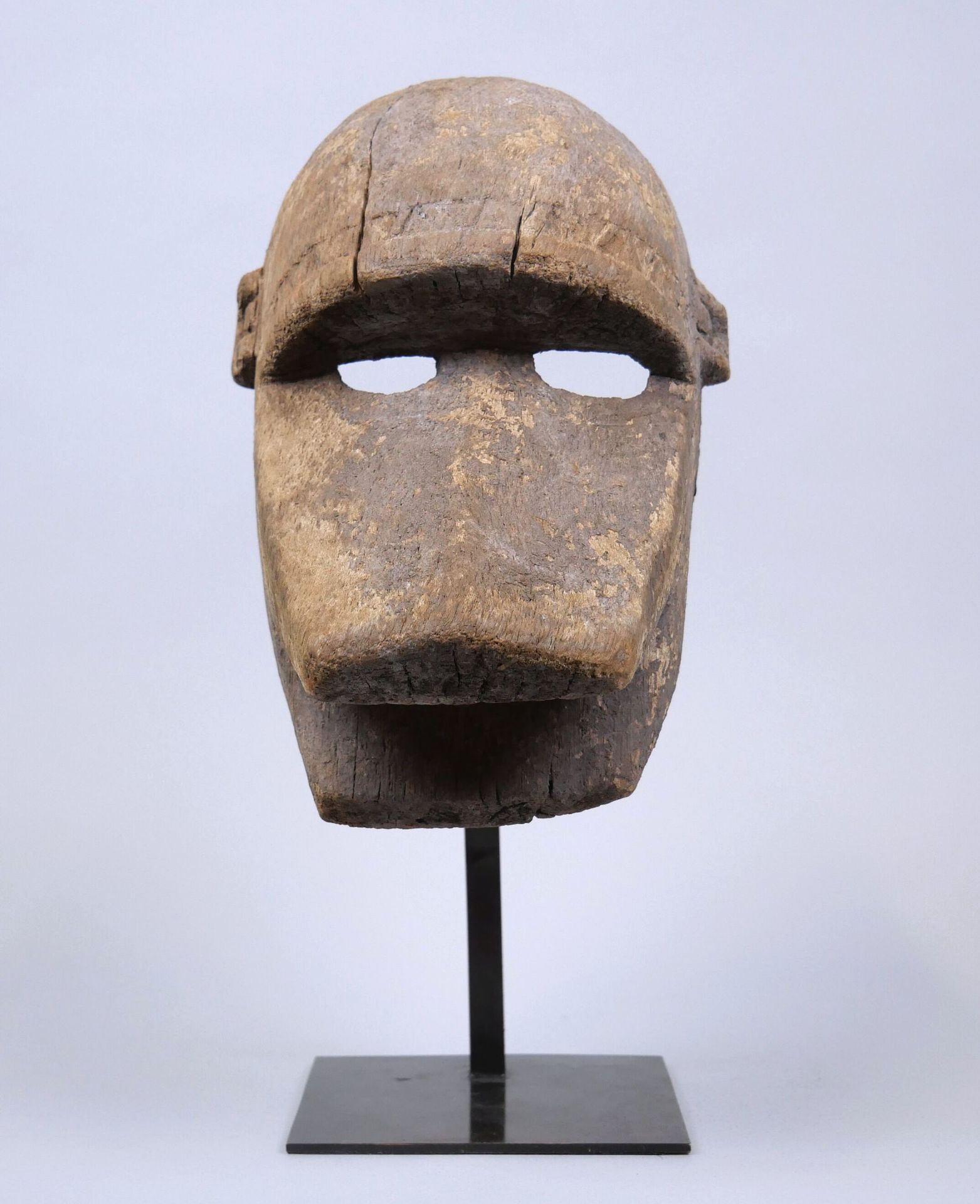 Null 马里 - 多贡人
木制猴子面具，带泥土色。
前额有美丽的几何装饰。
高度：26.5 厘米
底座

拍品可于 5 月 14 日星期二在巴黎第十五区（Mé&hellip;