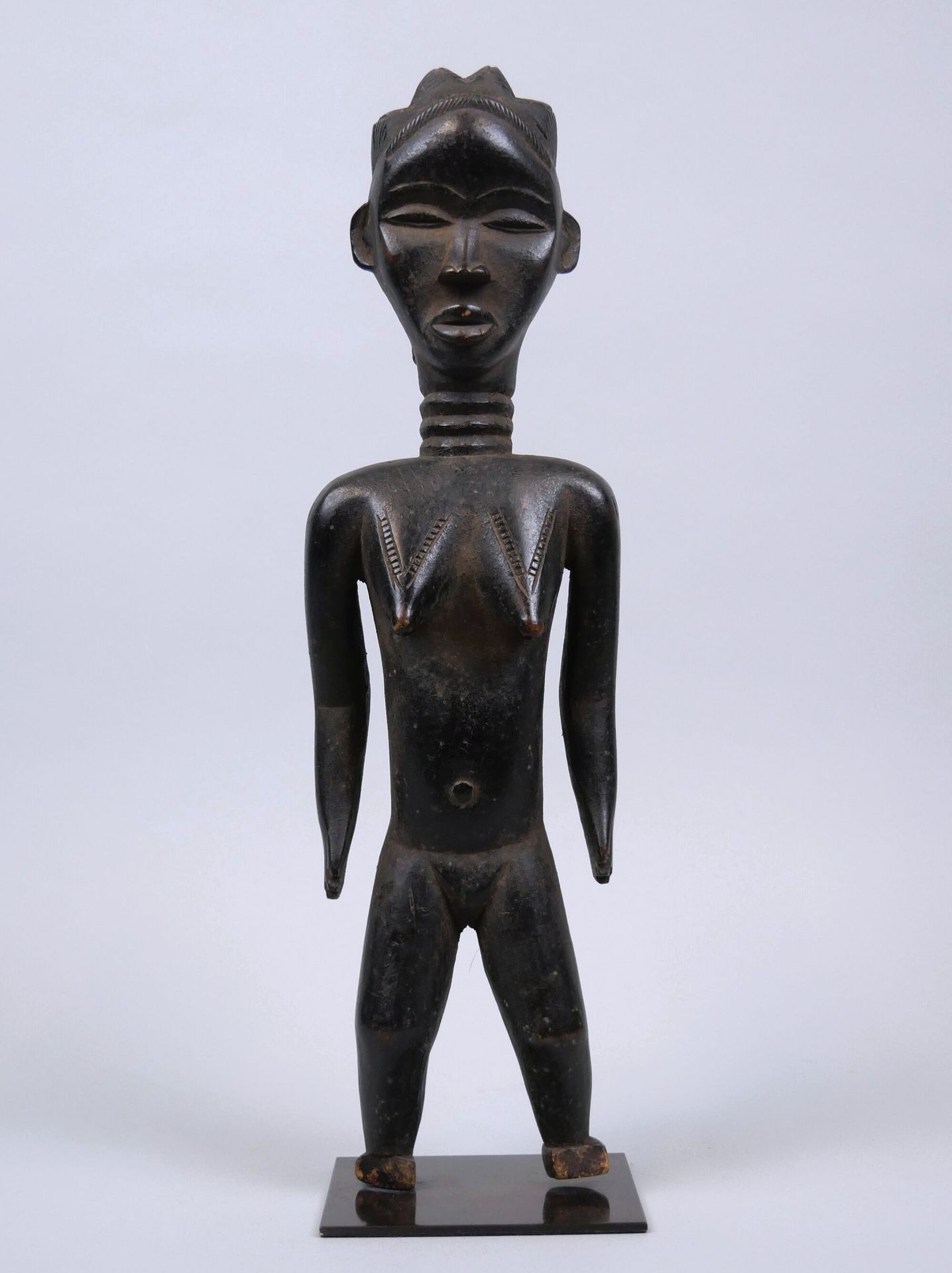 Null 尼日利亚 - 伊加拉人
带有黑色植物斑纹的木质女性雕像。
小脚缺失。
高度：39 厘米
底座

拍品可于 5 月 14 日星期二在巴黎第十五区（Mét&hellip;