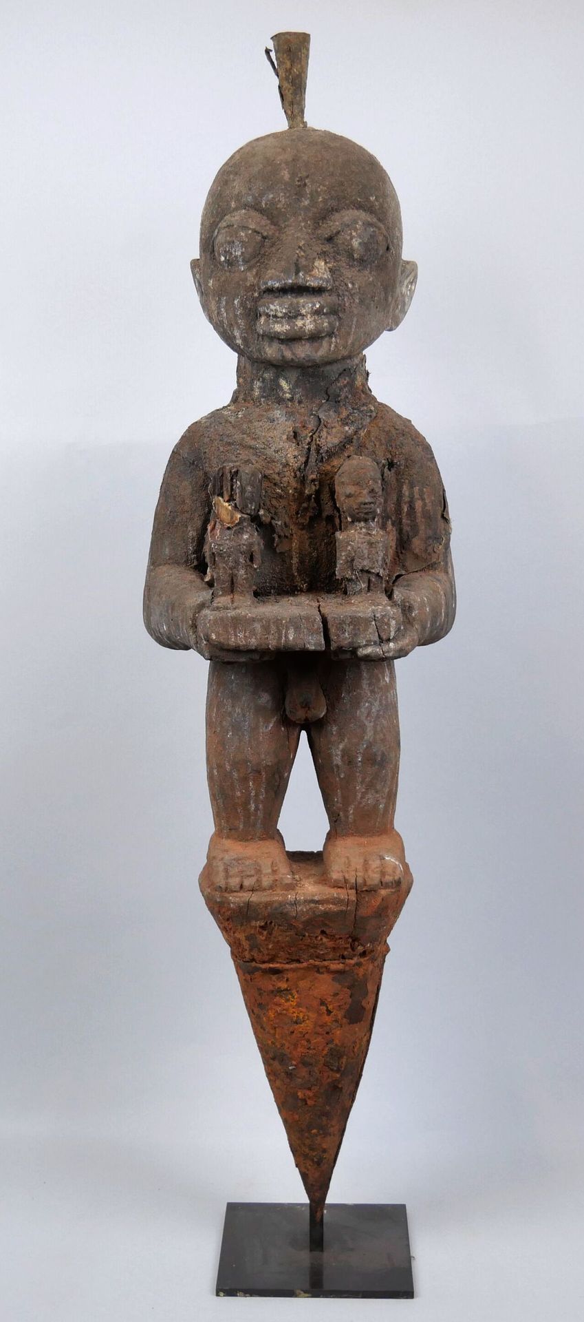 Null 贝宁 - 纳戈人
重要的木制伏都教木桩雕像，上面覆盖着使用过的美丽铜锈、祭祀甲壳、两个小孩（双胞胎崇拜）。头骨顶端的铁桩暗示着战争、锻造和铁的神--苟&hellip;