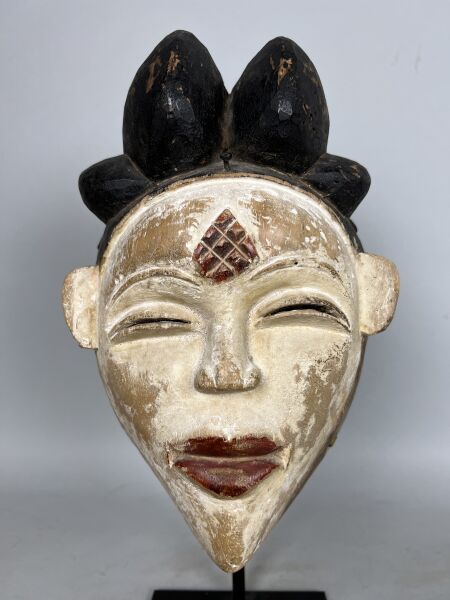 Null GABON - peuple PUNU

Masque blanchi au kaolin.
Coiffure à quatre coques. Lè&hellip;