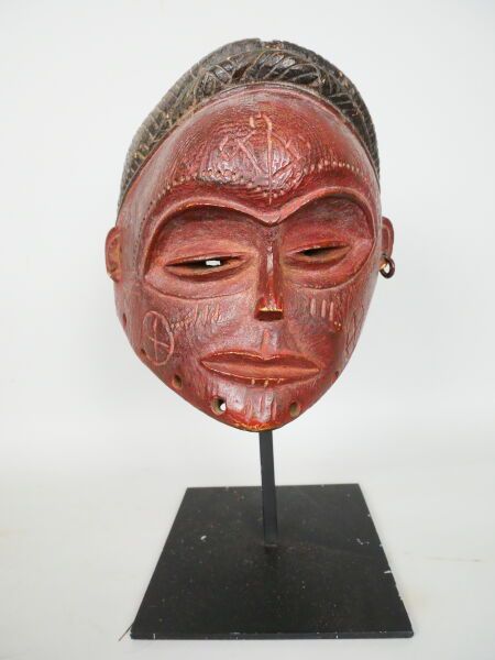 Null ANGOLA - peuple TCHOKWE

Petit masque cimier à patine brun-rouge pour le vi&hellip;