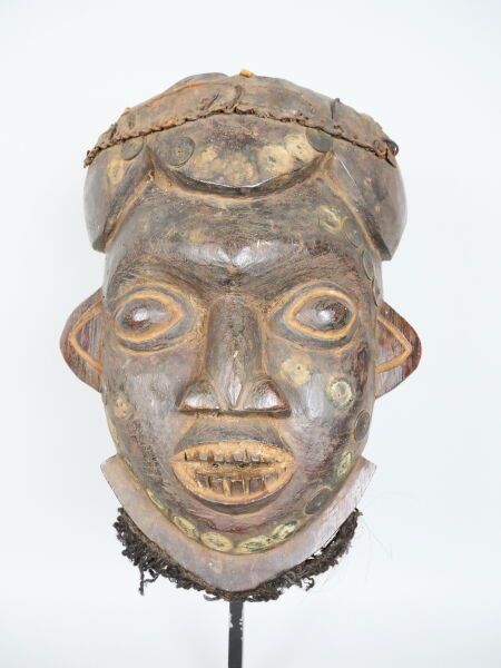 Null CAMEROUN - peuple BAMILEKE

Masque en bois à belle patine brune recouvert d&hellip;