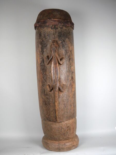 Null COTE D'IVOIRE - peuple SENOUFO

Grand tambour à décor de crocodile sculpté &hellip;