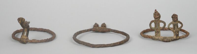 Null AFRICA OCCIDENTALE

Set di tre bracciali divinatori in ferro decorati con f&hellip;