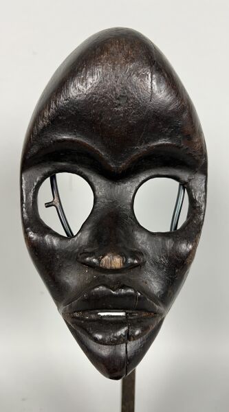 Null COTE d'IVOIRE - peuple DAN

Petit masque de course à belle patine noire. Tr&hellip;