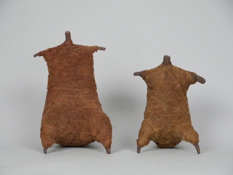 Null CHAD - Popolo KOTOKO

Due bambole da lutto in ferro ricoperte di cotone e f&hellip;