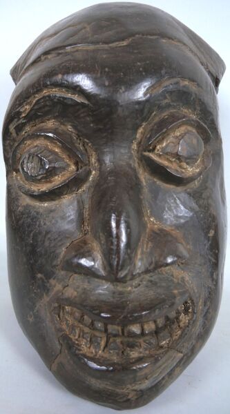 Null CAMEROUN - peuple KOM

Masque casque à patine noire et brillante

H. 34 cm
&hellip;