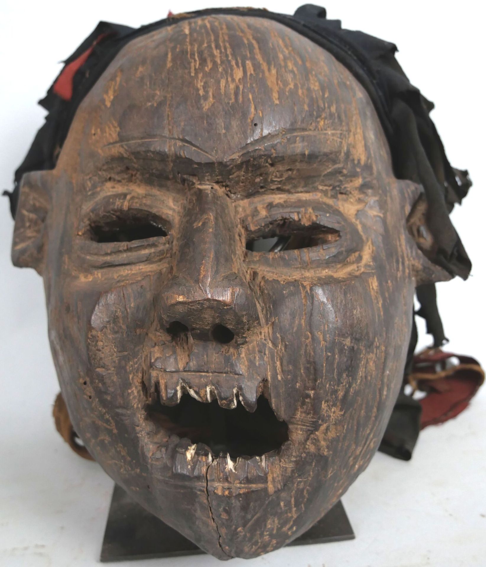 Null CAMEROON - Popolo BAMILEKE

Maschera della società segreta KUNGAN, bocca ap&hellip;