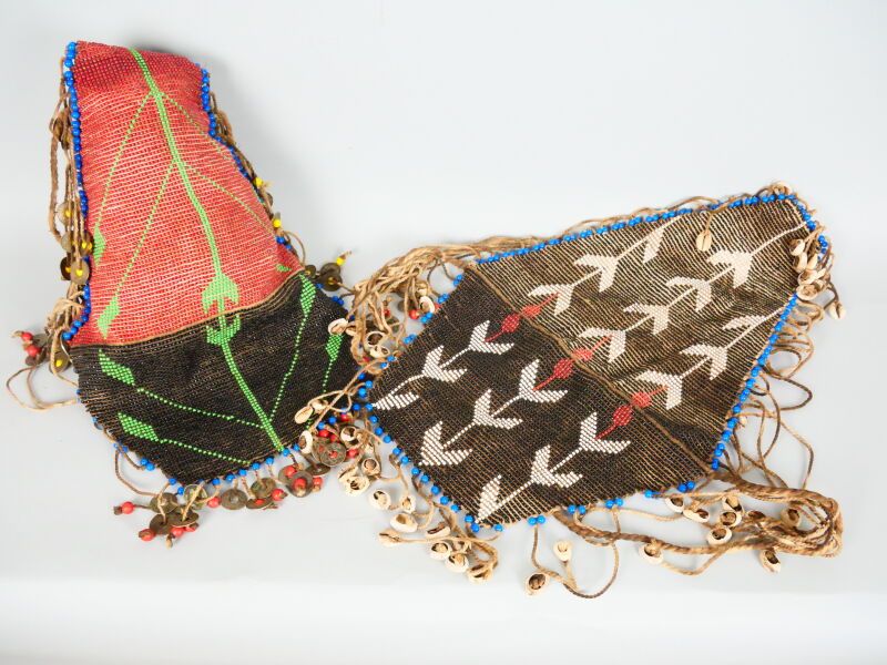 Null NIGERIA - peuple YORUBA (?)

Lot de deux cagoules en fibre perlée, décorées&hellip;