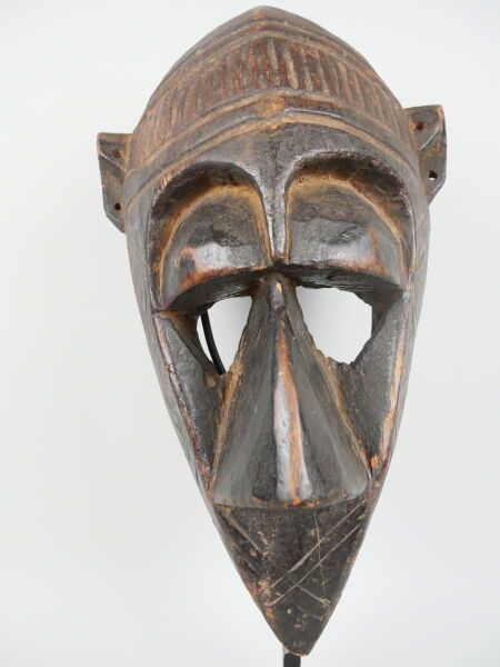 Null MALI- peuple BAMANA

Masque en bois sculpté à patine brune de la société in&hellip;
