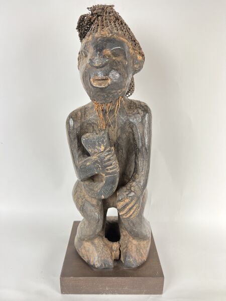 Null CAMEROON - Popolo BAMILEKE

Statuetta da capo tribù in legno con patina ner&hellip;
