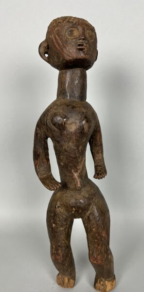 Null NIGERIA - peuple MONTOL

Statuette féminine, les bras classiquement ramenés&hellip;