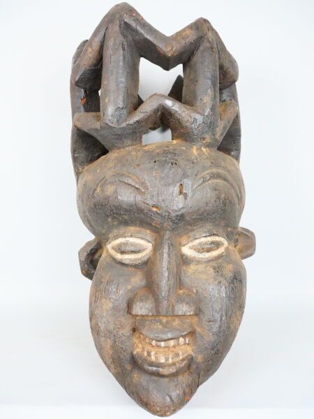 Null CAMEROUN - peuple BAMILEKE

Grand masque de danses en bois à patine brune, &hellip;