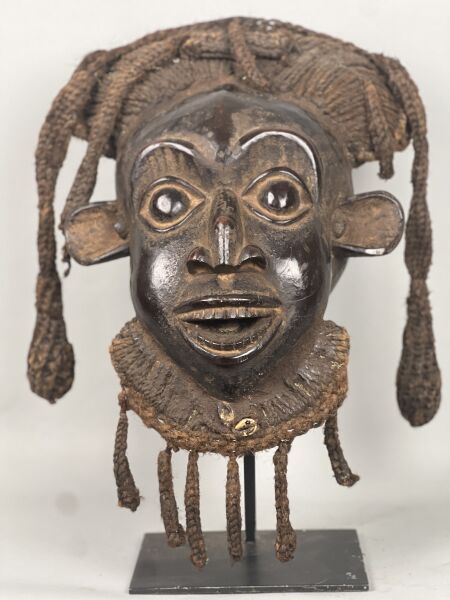 Null CAMEROON - Popolo BAMILEKE 

Superba maschera con patina spessa e lucente.
&hellip;