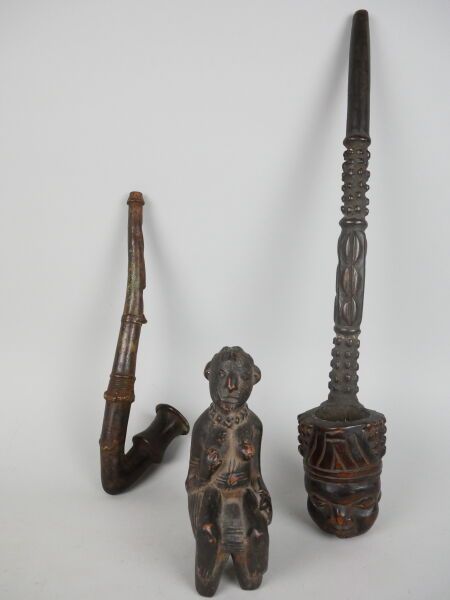 Null CAMEROUN- peuple BAMILEKE

Lot de deux pipes, l'une en bois sculpté d'une t&hellip;