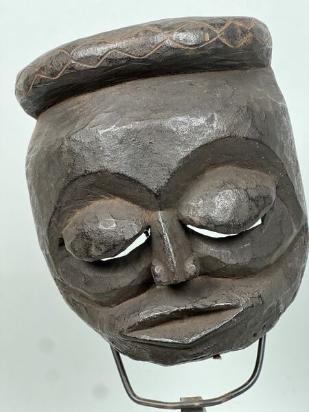 Null NIGERIA - Persone IBIBIO

Piccola maschera in legno con patina nera, occhi &hellip;