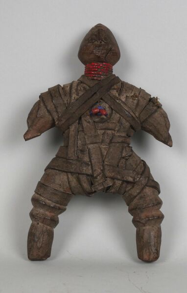 Null CAMEROON - Popolo NAMJI

Bambola di legno ricoperta di cinghie di cuoio, pe&hellip;