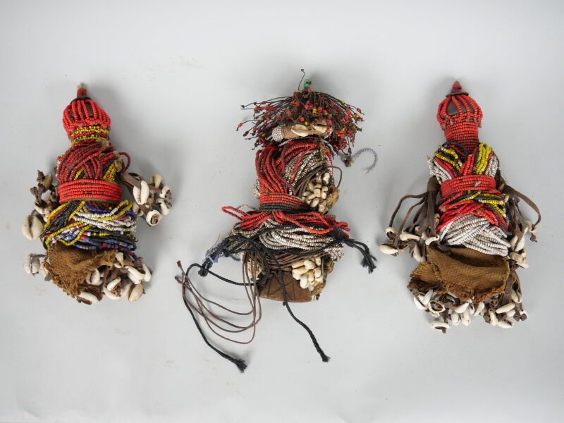 Null CAMEROUN - peuple NAMJI

Lot de trois poupées de fertilité à âmes de bois, &hellip;