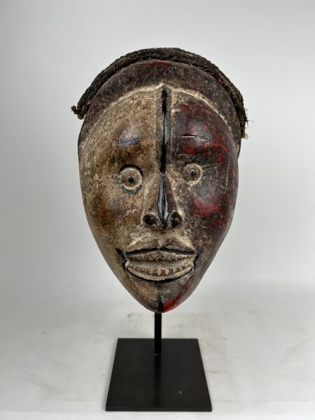 Null NIGERIA - Peuple IDOMA

Masque bicolore "OKUA",
Bois sculpté évidé,
La moit&hellip;