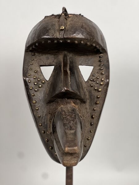 Null COTE D'IVOIRE - Persone DAN KRAN

Maschera in legno con patina nera, becco &hellip;