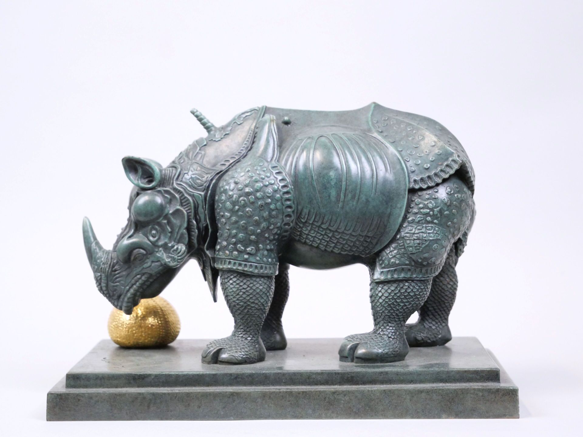 Null 萨尔瓦多-达利（1904-1989）作品
身着蕾丝的犀牛
青铜打样，带绿色铜锈，海胆上有金箔，底座上有萨尔瓦多-达利的签名
编号 346/499。铸造&hellip;
