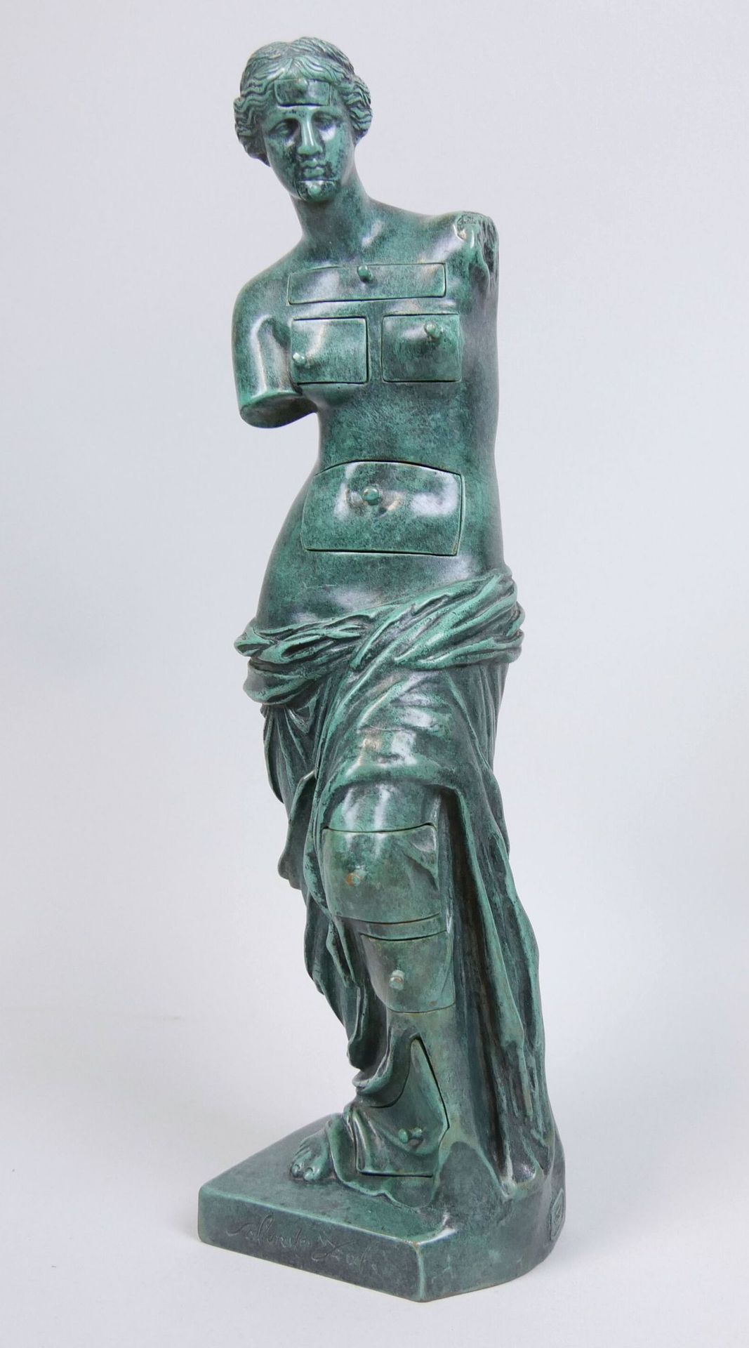 Null D'après Salvador DALI (1904-1989)
Vénus aux tiroirs
Bronze à patine verte, &hellip;